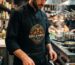 Chef de cozinha com avental preto estampado com logotipo colorido via DTF têxtil