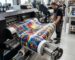 Impressora industrial produzindo rolos para terceirizar impressão DTF