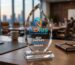 Troféu corporativo de acrílico personalizado com logomarca colorida via UV DTF em uma mesa de escritório